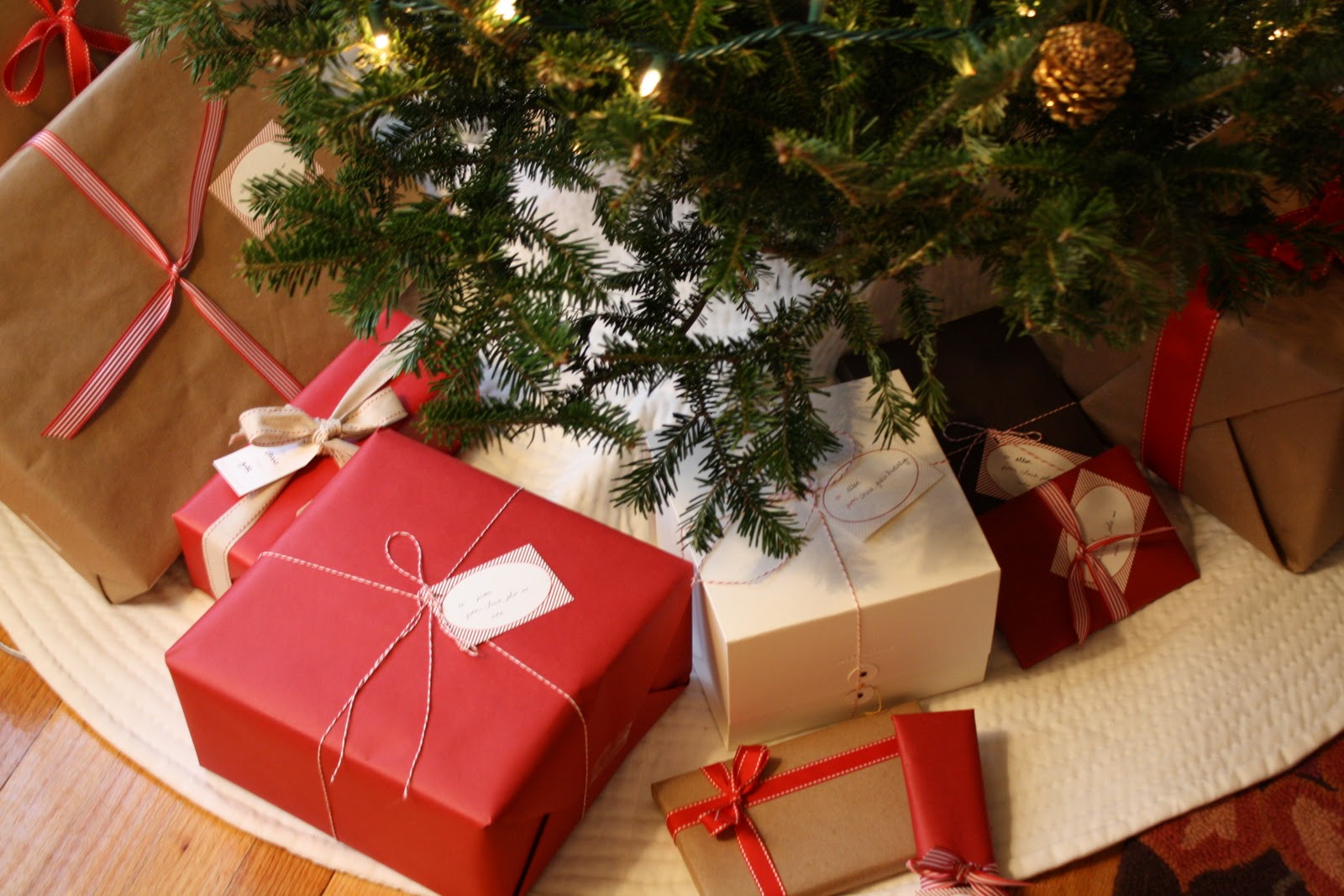 Подарки удовольствия. Christmas Gifts. Новогодние коробки магазинах.